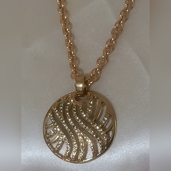 SAQ Avon Gold Tone Round Necklace With Clear Pave Rhinestones - Picture 8 of 9